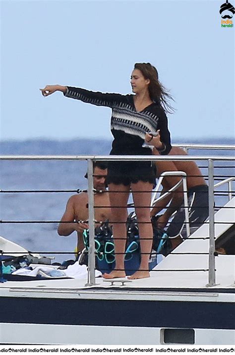 Jessica Alba Wearing A Bikini In Hawaii Set 2