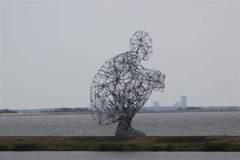 UrbA ActU Le géant accroupi de Antony Gormley attend patiemment le