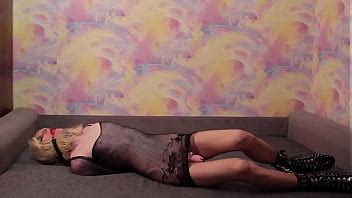 Sissy crossdresser atada en armbinder y amordazada acostada en el sofá XVIDEOS
