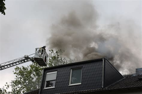 Dachstuhl Eines Behinderten Wohnheimes Brennt In Voller Ausdehnung