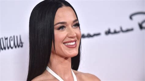 Katy Perry fait grimper la température en bikini orange vif elle