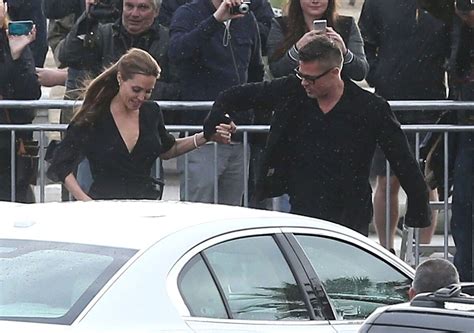 Photo Brad Pitt Et Angelina Jolie Signent Des Autographes En Arrivant