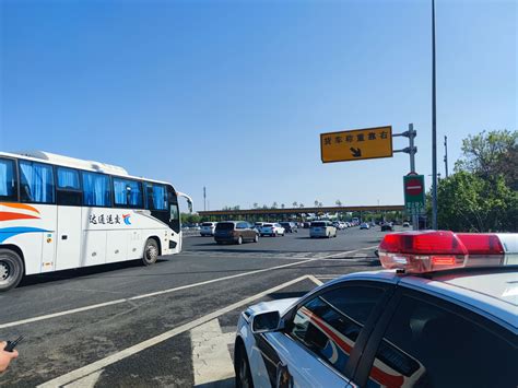 “五一”假期首日，北京交警全员在岗保畅通高速北京市交警新浪新闻