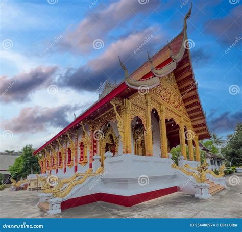 Templos Budistas De Wat En Luang Prabang Laos Decorados Con Bonitos