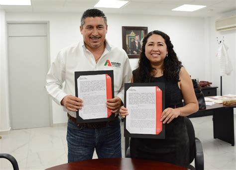 Firma Agustín Godínez convenio con el INFONAVIT