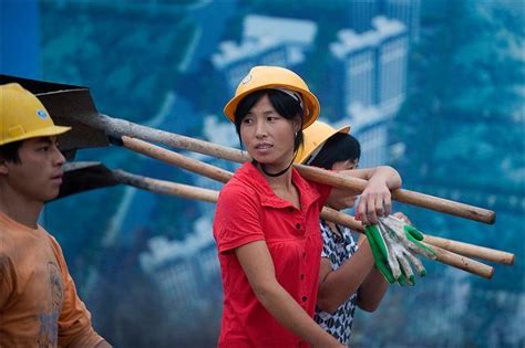 建築工地上的女工人，為了生活放下矜持，他們是最美的人 - 每日頭條