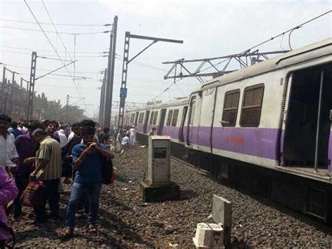 7 Coaches Of Mumbai Local Train Derails Near Andheri Station मुंबई