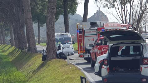 Incidente Muore Nellauto Finita Contro Un Albero