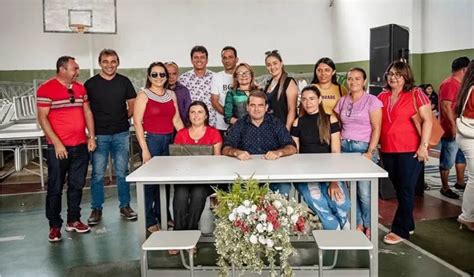 Prefeitura Entrega Conjuntos De Mesas De Refeit Rios Para Escolas Da