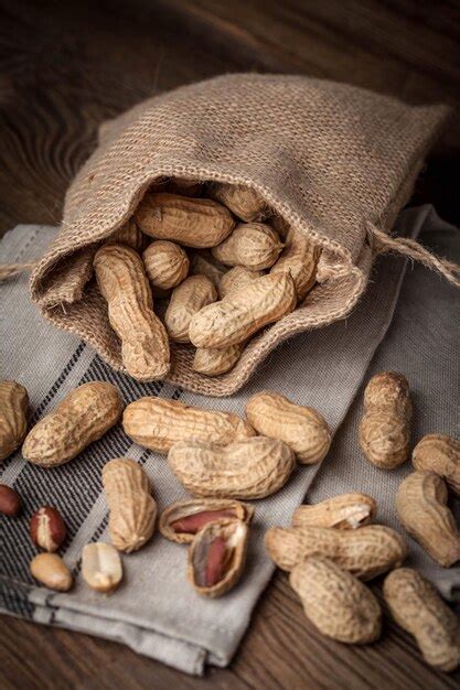 Cacahuetes En Una Bolsa De Arpillera Foto Premium