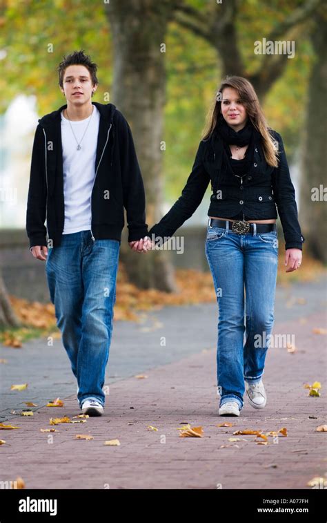 La Pareja De Adolescentes Fotograf As E Im Genes De Alta Resoluci N Alamy