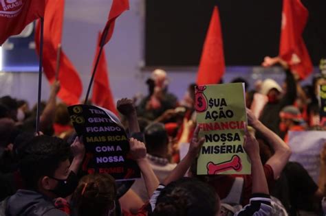 Integrantes do MTST ocupam a Bolsa de Valores em São Paulo Metrópoles