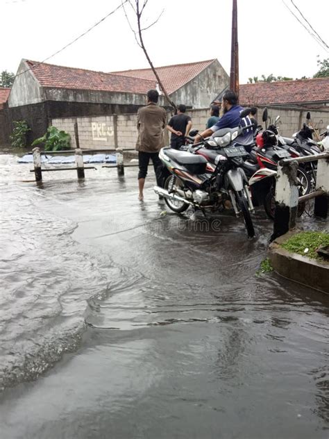 Hundreds Forced To Evacuate As Monsoon Floods Slam Indonesian Capital