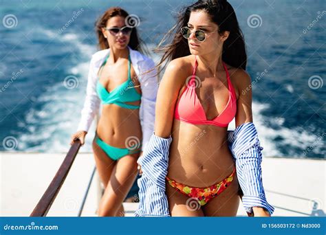 Hermosas Mujeres Felices En Bikini Sexy Disfrutando De Vacaciones De