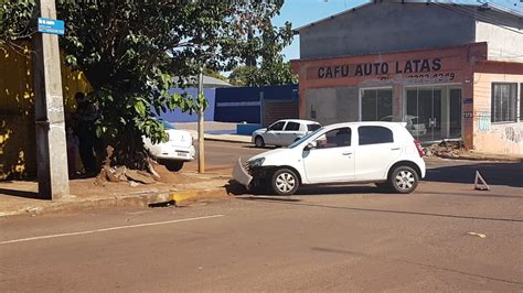 Ve Culos Colidem Em Cruzamento Controlado Por Sem Foro No Centro Da