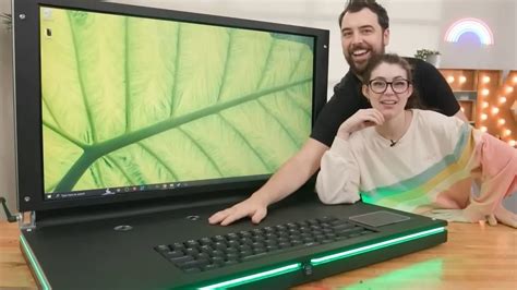 Crean la laptop más grande del mundo con una pantalla de 43 pulgadas