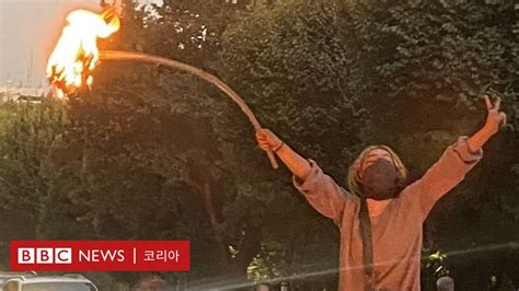 이란 시위 히잡을 반대하며 불태우는 여성들 Bbc News 코리아