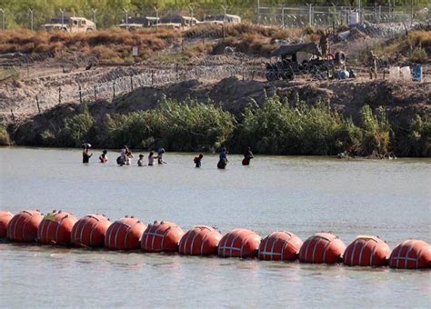 Ordena Tribunal A Texas Mover Barrera De Boyas Flotantes