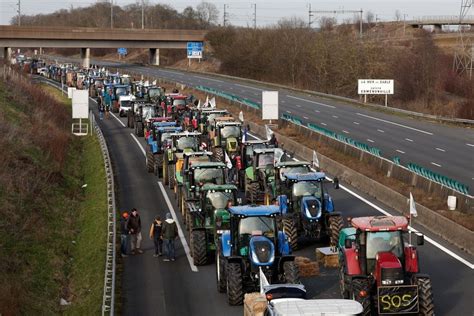 Los agricultores franceses inician el cerco de París La Tercera