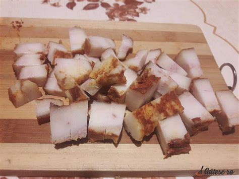 Slanina De Porc Fiarta In Zeama De Varza Cu Usturoi Si Boia Gatesc Ro