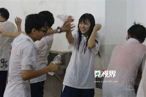 【莞视界】高考结束 东莞中学考生抛书湿身庆祝东莞阳光网