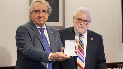 La Uma Recibe La Medalla De Honor De La Real Academia De Bellas