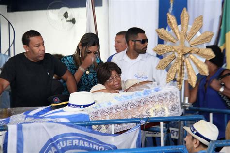 Amigos e familiares se emocionam em velório de Marcos Falcon fotos em