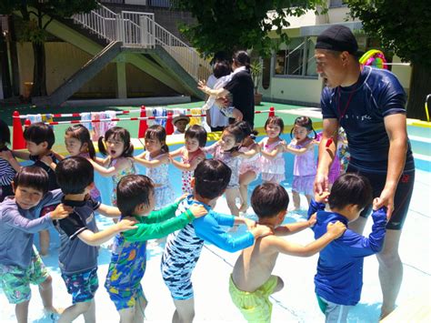 水が気持ち良いね♩ ｜ 新宿区 幼稚園 新宿区 学校法人伸びる会学園