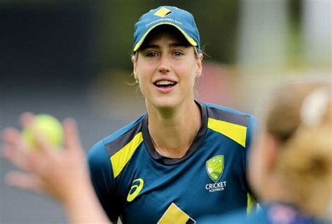 World S Beautiful Women Cricketers एलिस पेरी से लेकर स्मृति मंधाना और कायनात इम्तियाज तक ये हैं