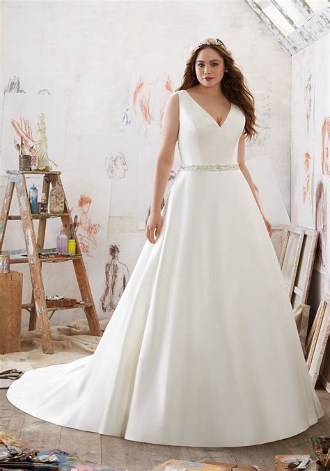 10 Inspirasi Wedding Dress Untuk Cewek Bertubuh Plus