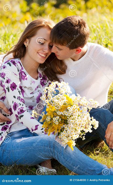 Liefde En Affectie Tussen Een Jong Paar Stock Foto Image Of Mannetje