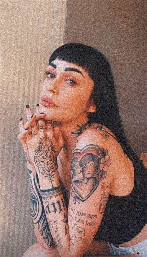 Pin Di Jocelyn Su Modeling Nel Ragazze Tatuate Idee Per Capelli