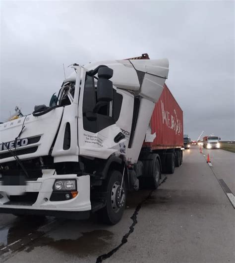 Leones Accidente por alcance provocó el tumbo de uno de los camiones