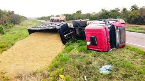 Motorista Perde Controle Tomba Carreta Gr Os E Fica Ferido Na Ms