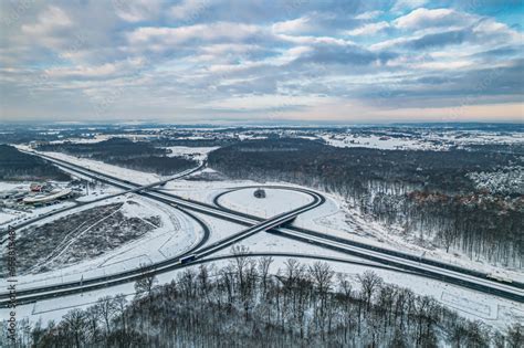 Autostrada A1 na Śląsku w Polsce zimą z lotu ptaka ostatni węzeł