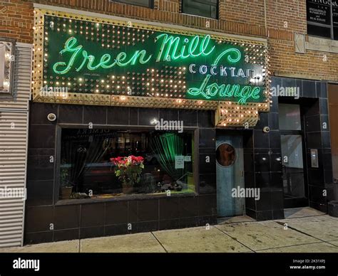 El Salón De Cócteles Green Mill Y Club De Jazz Con Señalización De Neón