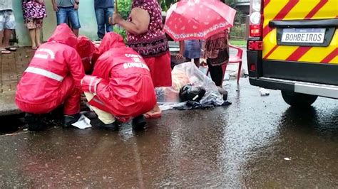 Motociclista tem suspeita de fratura após acidente no Brasmadeira