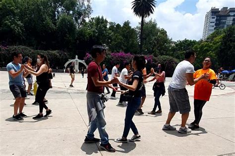 Chilango Toma Clases De Baile Al Aire Libre En La Cdmx