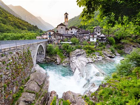 Lavertezzo im Valle Verzasca Tessin Schweiz 스톡 사진 Adobe Stock