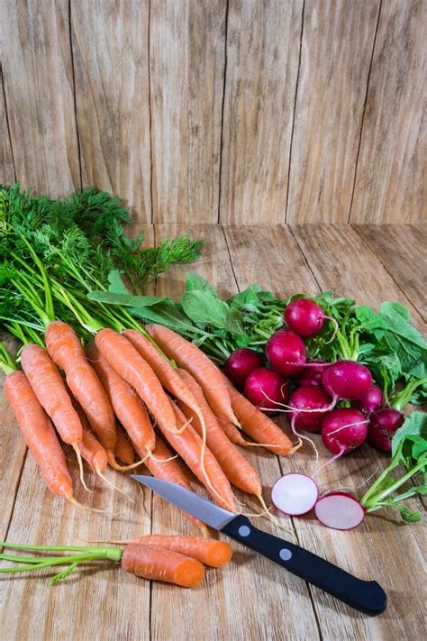 Manojos De Zanahorias De Rábanos De Lechuga Y De Coliflor Foto de