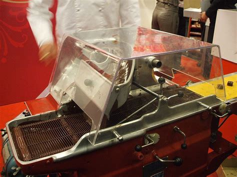 File:Enrobeuse à chocolat-edit.JPG - Wikimedia Commons | Chocolat