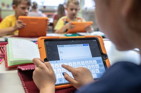 Digitale Ger Te In Schulen Ein Experiment An Sch Lern Mit Offenem Ausgang