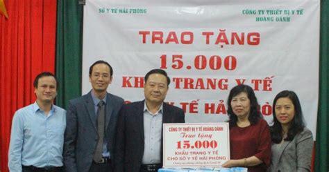 Công ty thiết bị y tế Hoàng Oánh Trao 15 000 khẩu trang y tế tặng Sở Y