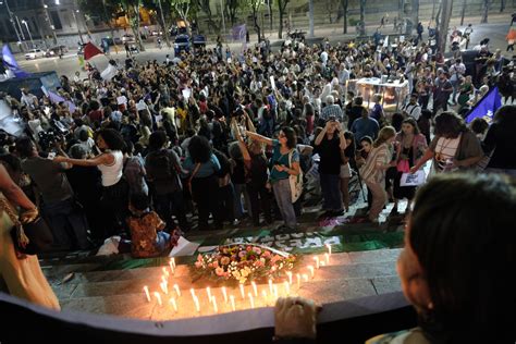 Manifestantes Protestam Na Cinel Ndia Contra Pl Que Equipara Aborto A