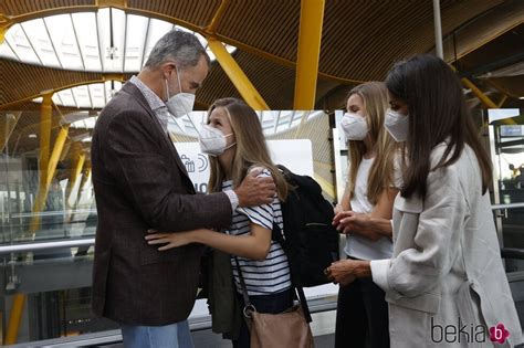 Los Reyes Felipe Y Letizia Se Despiden De La Princesa Leonor Antes De