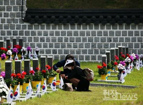 열사 묘역 찾은 5·18 유가족들