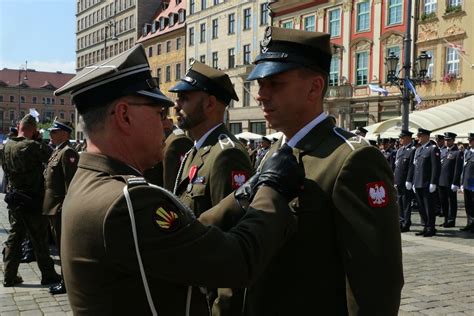 Wi To Wojska Polskiego We Wroc Awiu Na Rynku Wr Czono Odznaczenia I