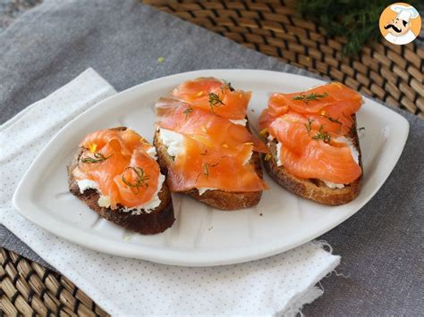 Tostas torradinhas de queijo de cabra e salmão defumado Receita