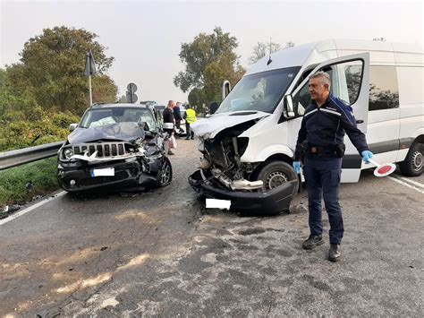 Furgone Contromano Si Schianta Contro Una Jeep Giallo Sul Conducente