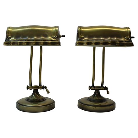 Lampe De Bureau De Banquier En Laiton Et Verre Vert En Vente Sur 1stDibs